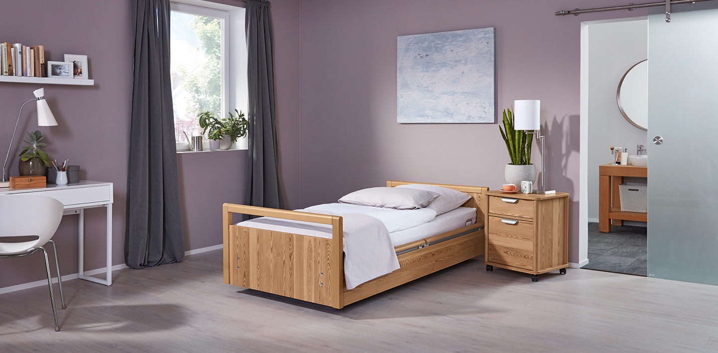 Funktionales Pflegebett aus Holz in stilvoll eingerichtetem Zimmer