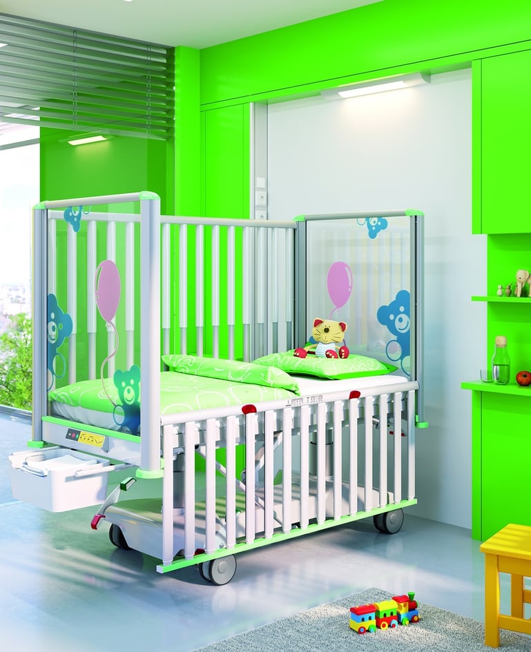 Voll elektrisch verstellbares modernes Kleinkinderbett in Grün mit Rundumsicherung. Bedienelement und ausgefahrene Bettzeugablage am Fussende