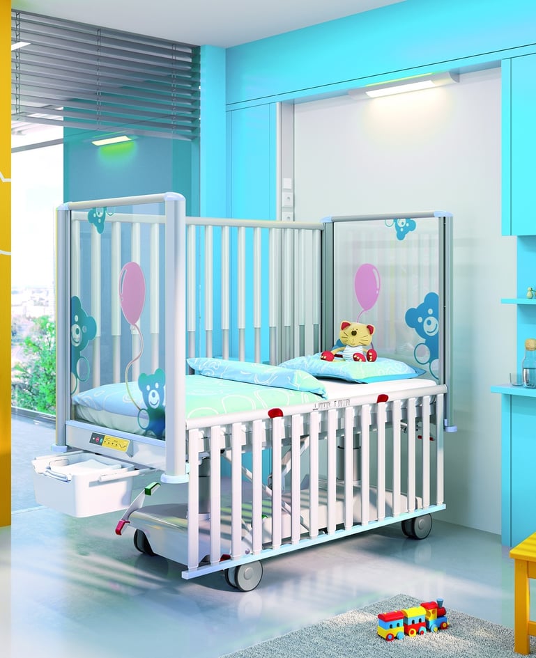 Voll elektrisch verstellbares modernes Kleinkinderbett in Blau mit Rundumsicherung. Bedienelement und ausgefahrene Bettzeugablage am Fussende