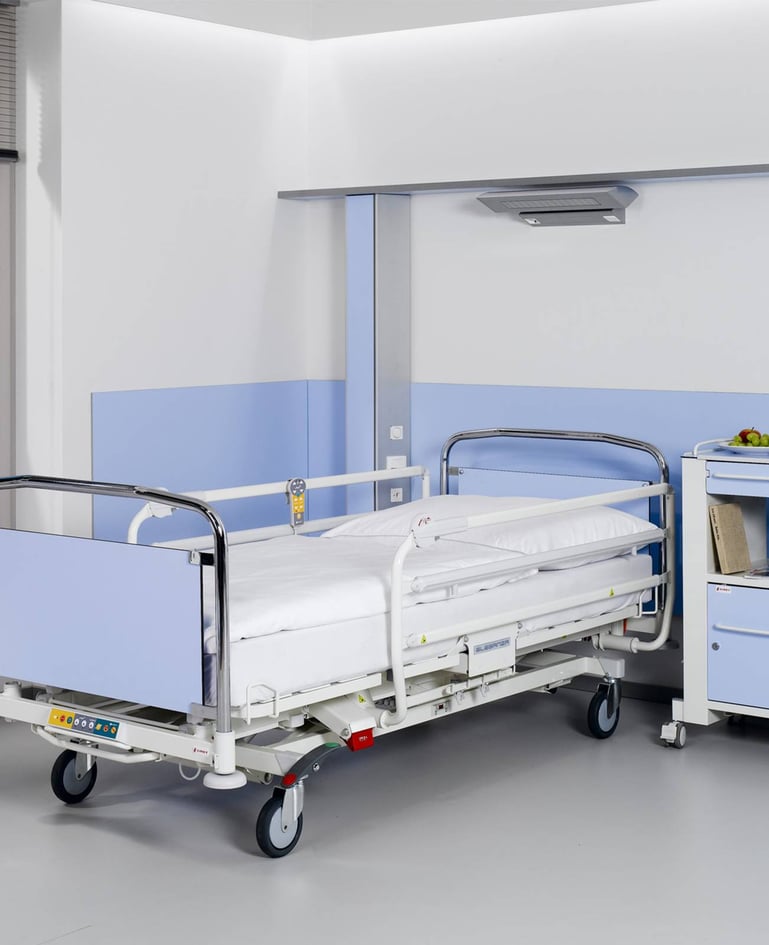 Universalklinikbett in günstigerer Ausführung mit verschiedenen Bedienelementen und blickdichter Sicherung am Fussende