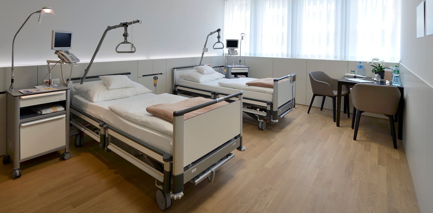 Zwei Spitalbetten in einem Klinikzimmer